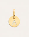 Charm Mini Medallion Letter Acero Baño Oro