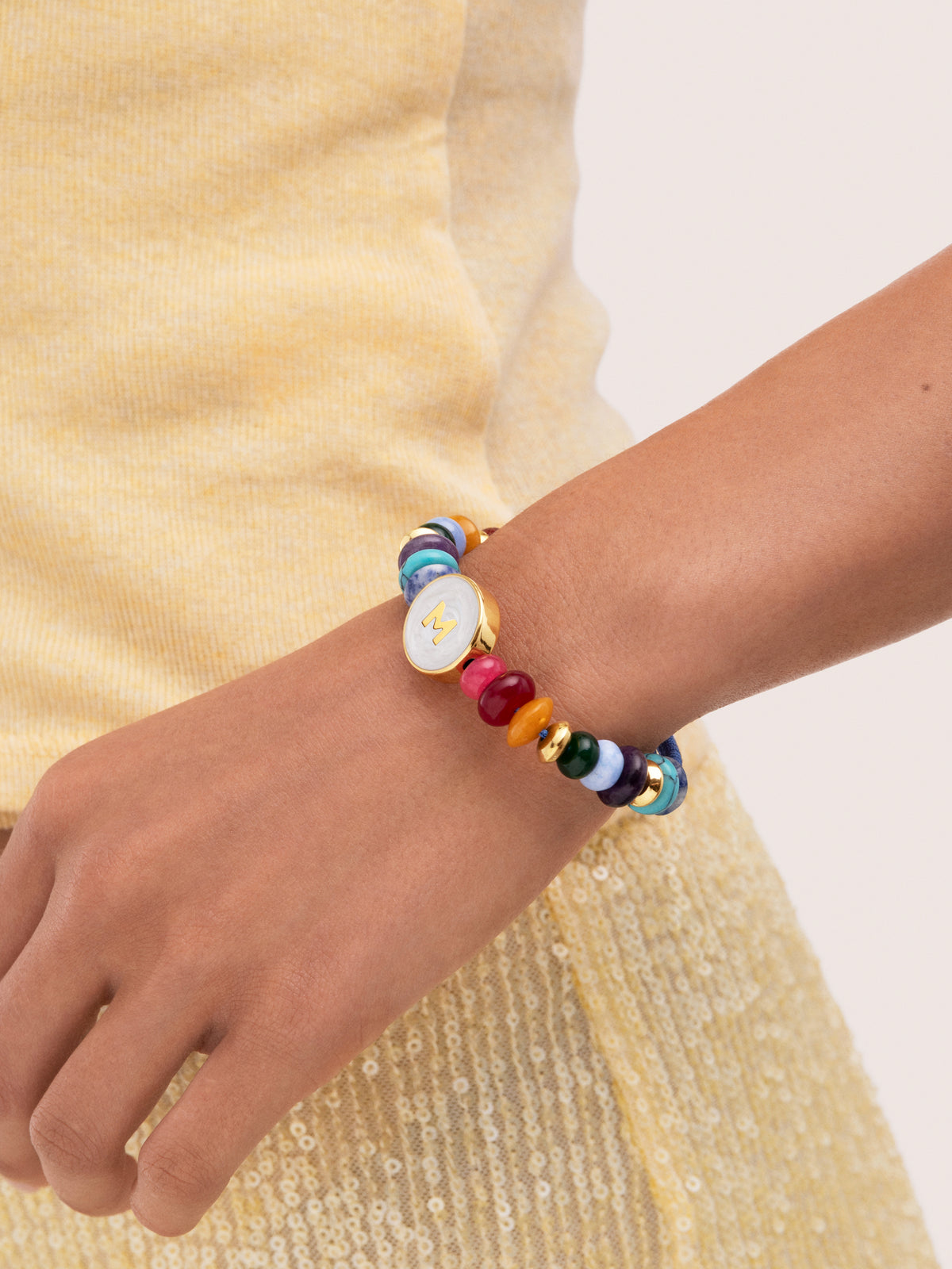 Personalized Bracelet Letter Mother of Pearl Gold-Plated Steel - puesto en modelo