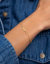 Single Letter Steel Gold-Plated Bracelet - puesto en modelo