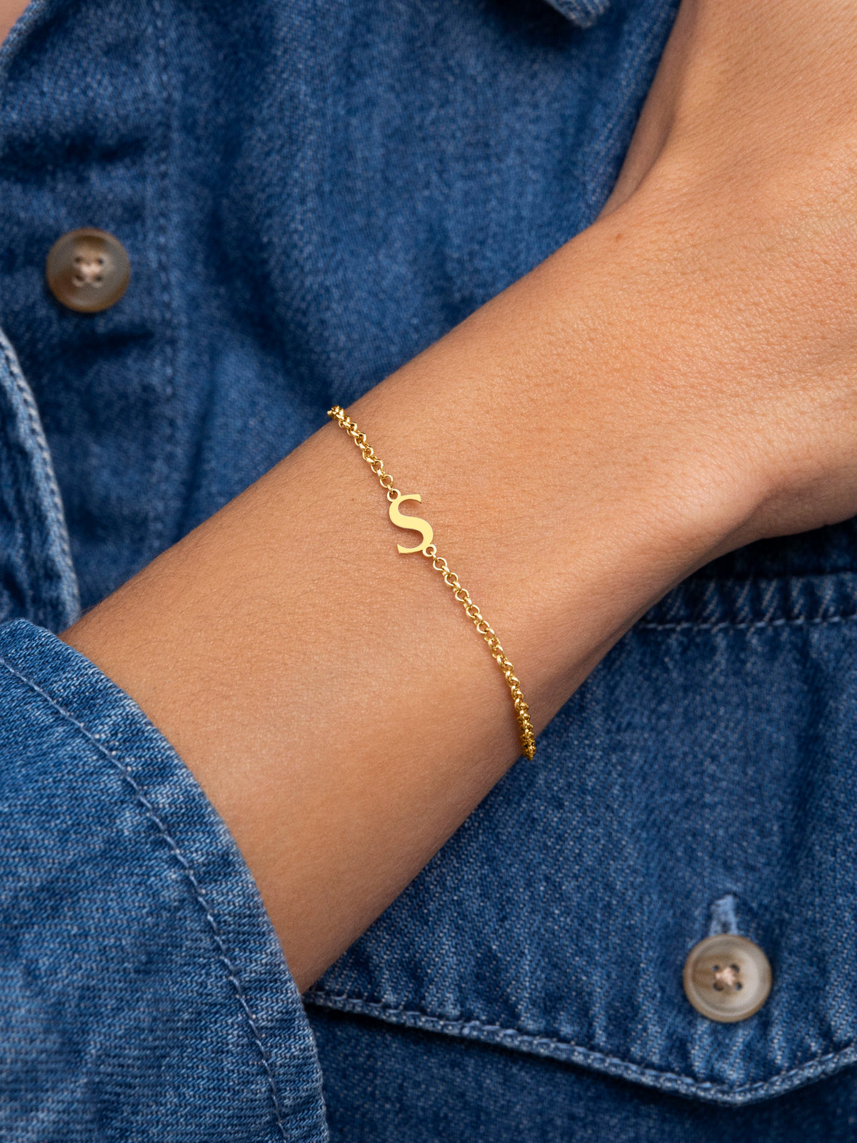 Single Letter Steel Gold-Plated Bracelet - puesto en modelo