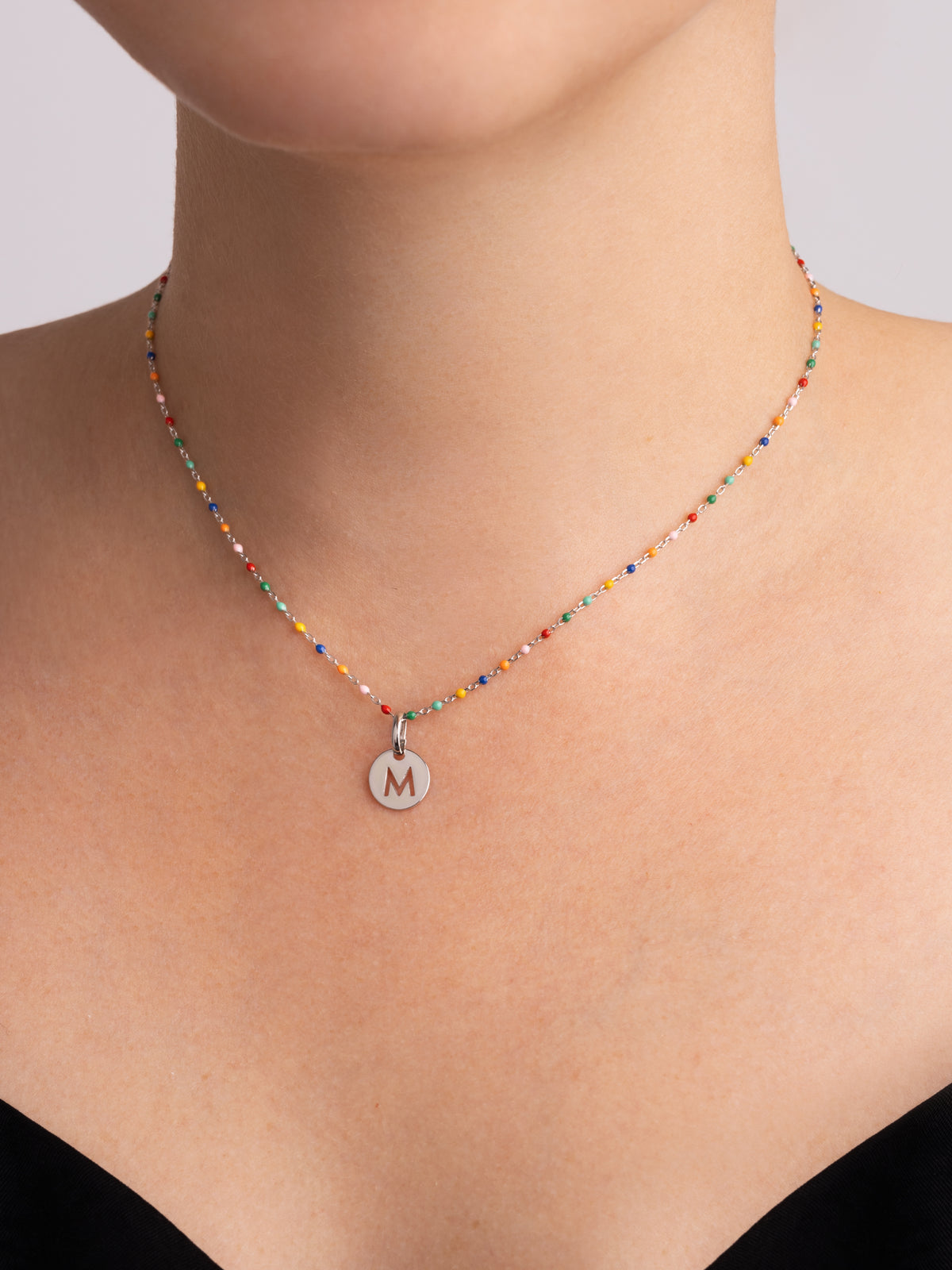 Collana Personalizzata Colors Enamel Letter - puesto en modelo