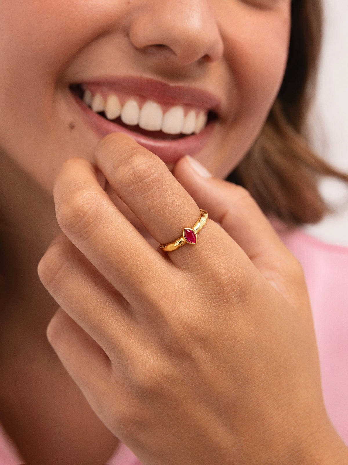 Ring Alma Rosé vergoldet - puesto en modelo