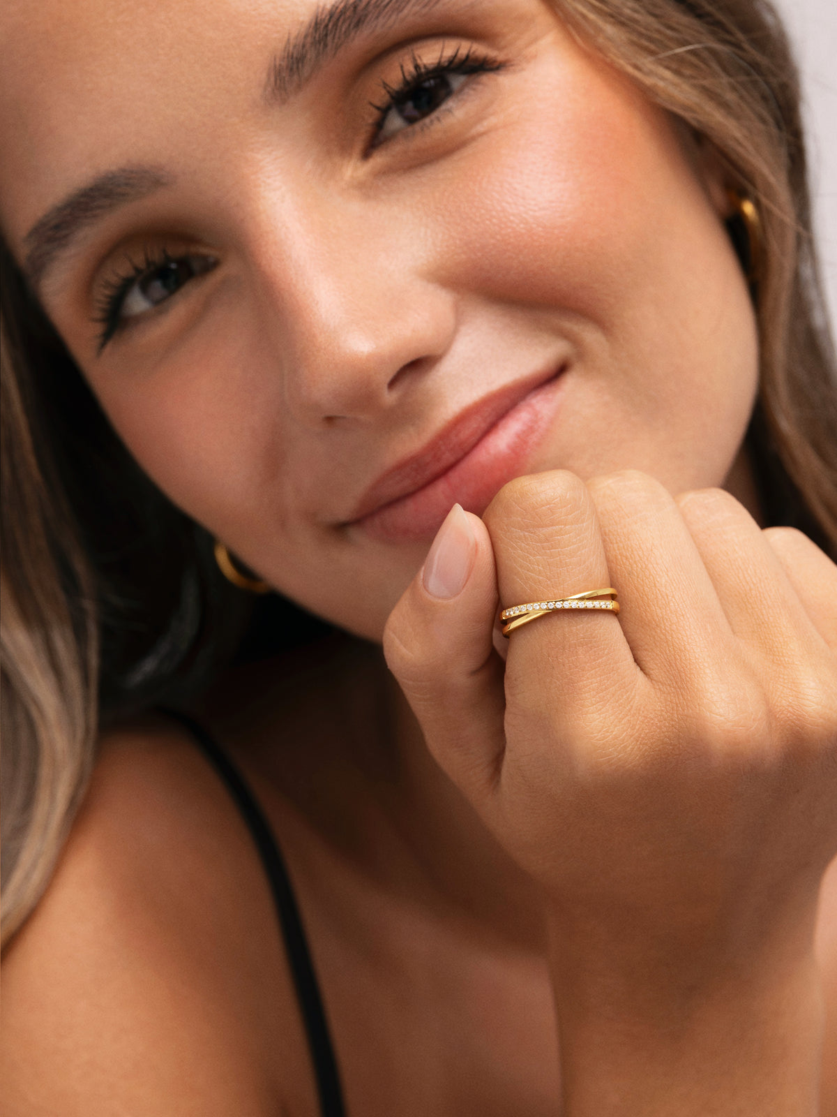 Ring Dubbel Teresa Sparks Staal verguld - puesto en modelo