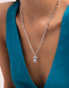 Charm Caniche Toy - puesto en modelo