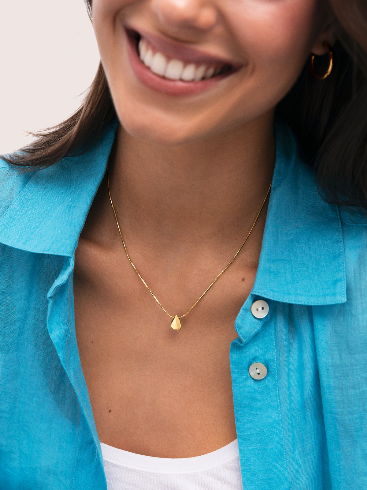 Drop Drop Steel Gold-Plated Necklace - puesto en modelo