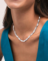 Double Lisse Twister Steel Necklace - puesto en modelo