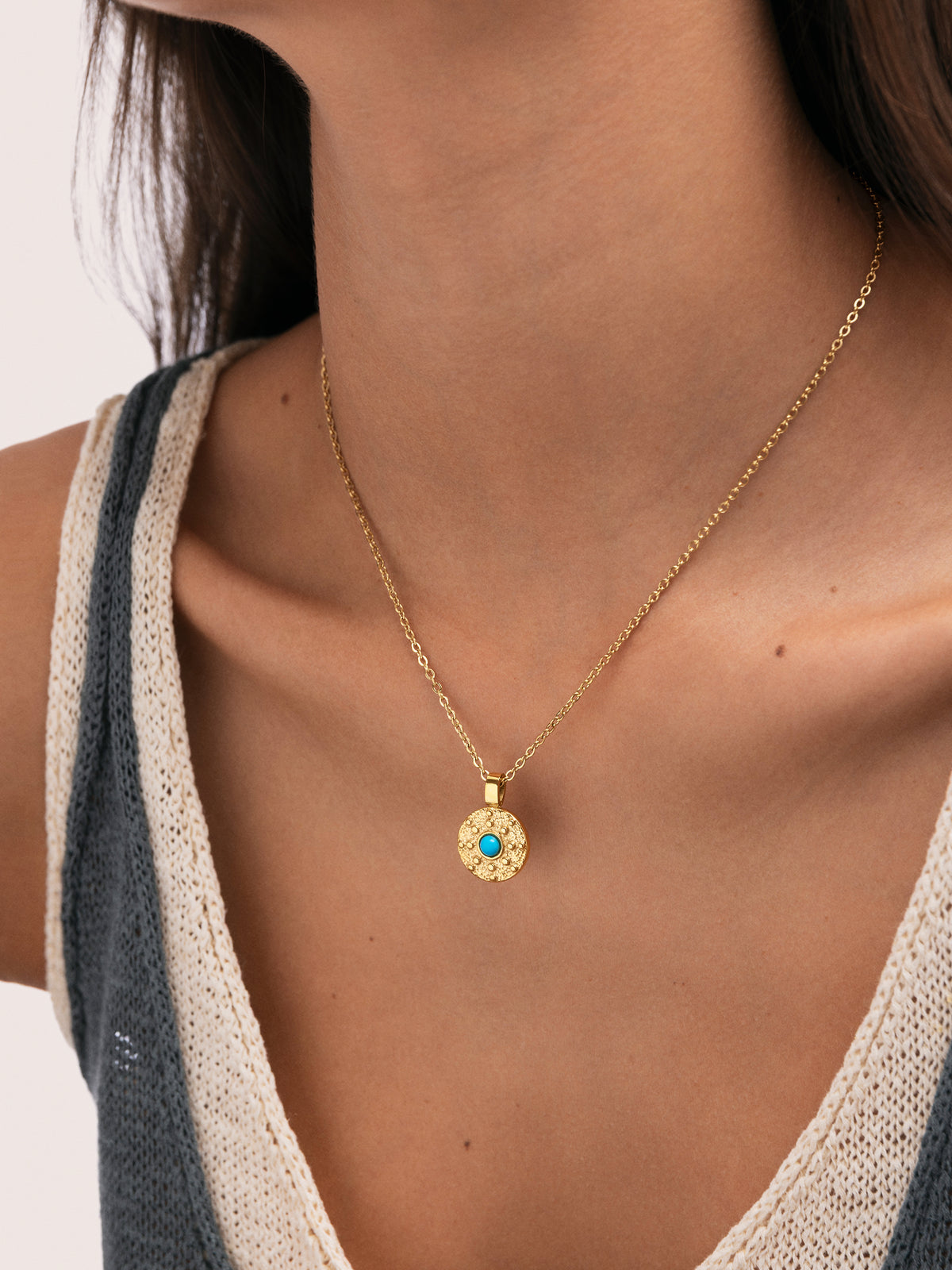 Medallion Aqua Steel Gold-Plated Necklace - puesto en modelo