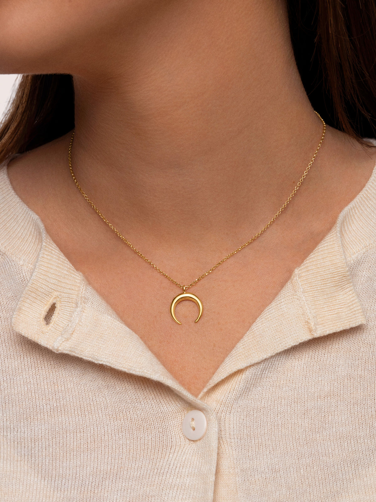 Collar Moonset Acero Baño Oro - puesto en modelo