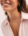 Colar Sophie Colors Aço Banhado a Ouro - puesto en modelo