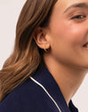 Alma Kyanite Gold-Plated Hoop Earrings - puesto en modelo
