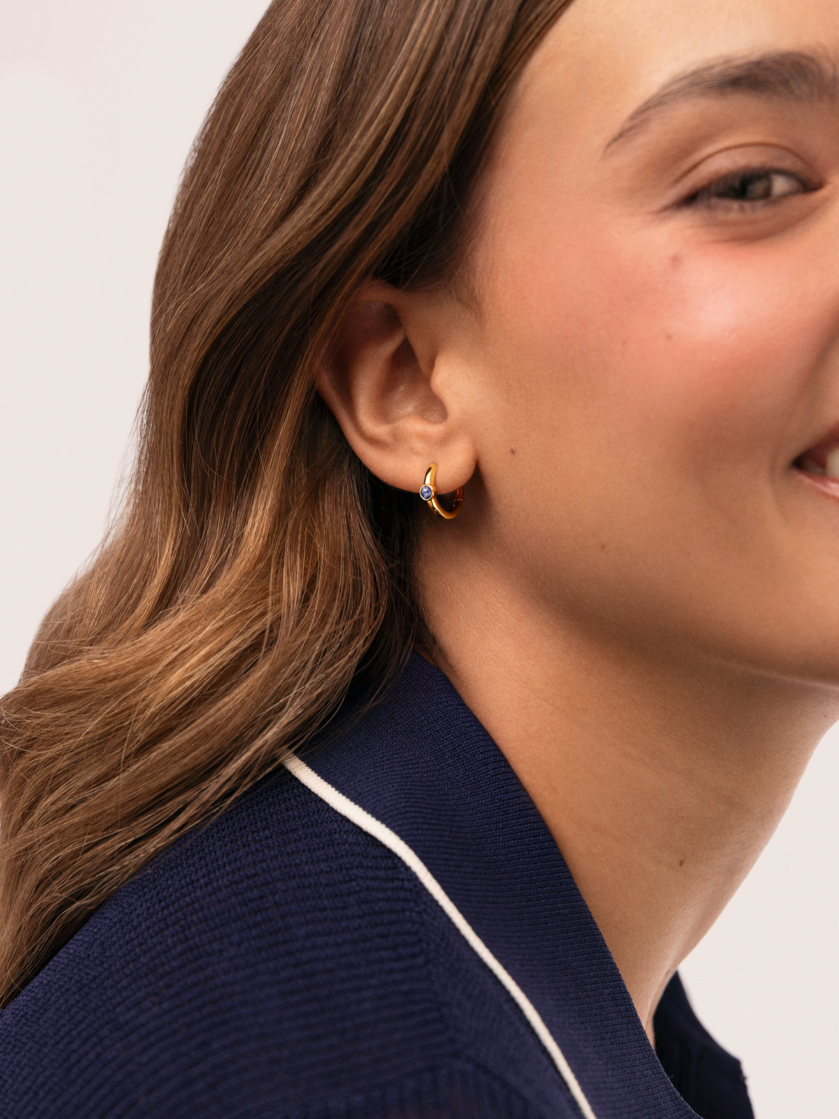 Alma Kyanite Gold-Plated Hoop Earrings - puesto en modelo