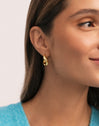 Hoop Earrings Onda Gold Plated - puesto en modelo