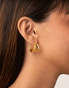 Boucles d'oreilles bohèmes en acier plaqué or - puesto en modelo