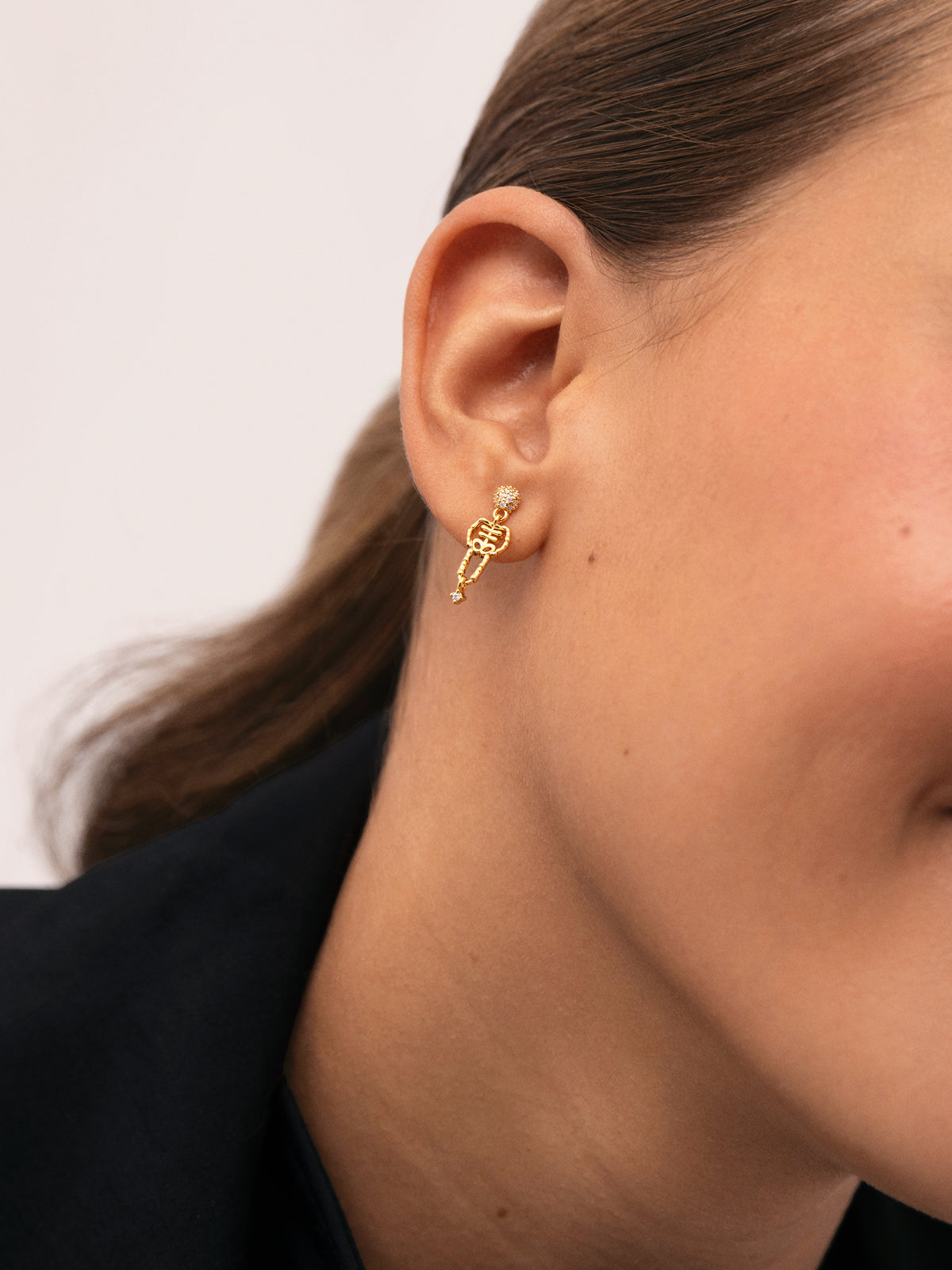 Orecchini Scheletro Spark Placcati in Oro - puesto en modelo