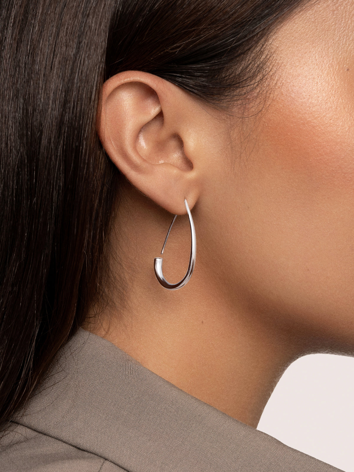 Pendientes Gota Arch Acero - puesto en modelo