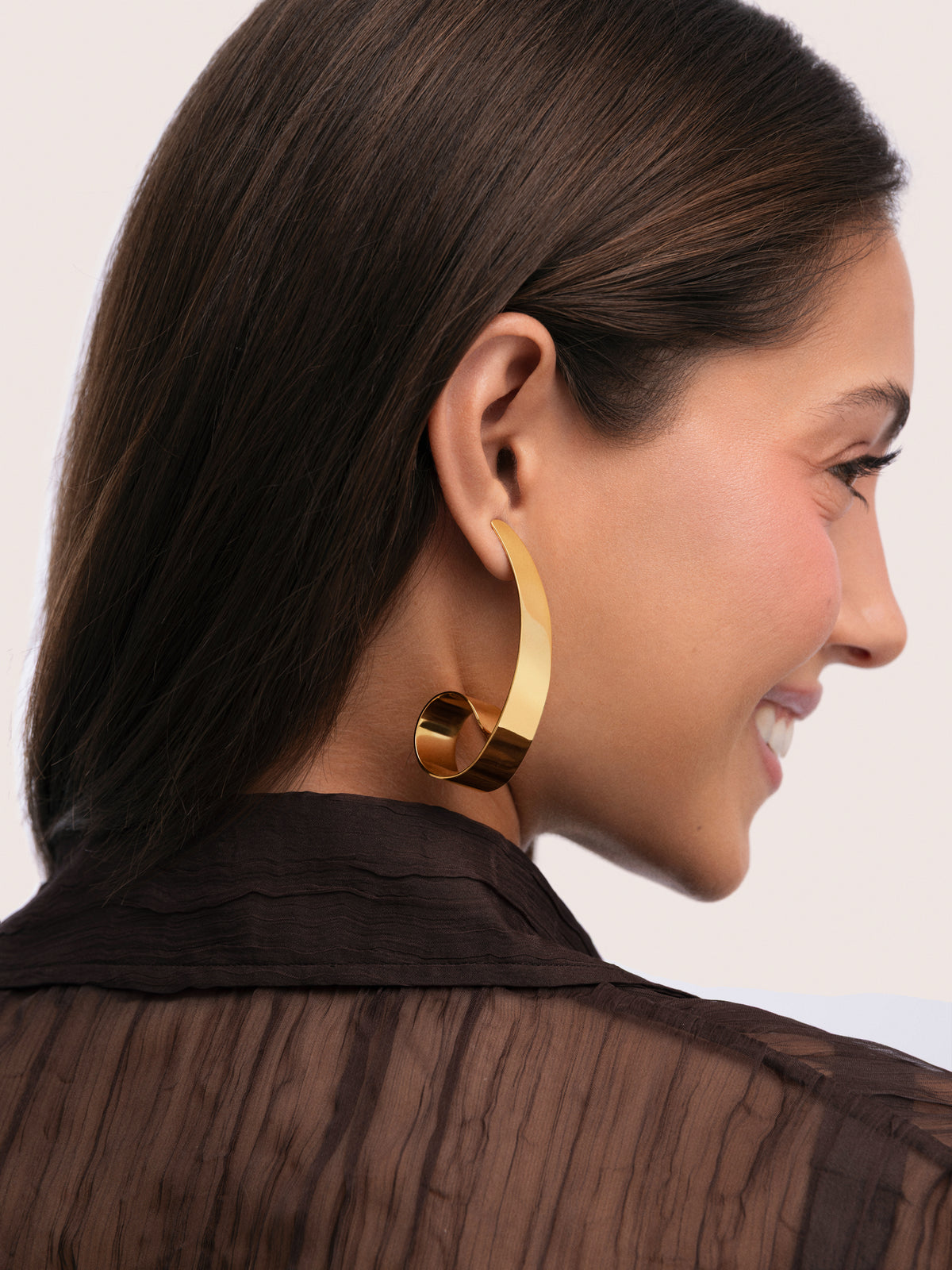 Long Shell Earrings Gold-Plated Steel - puesto en modelo