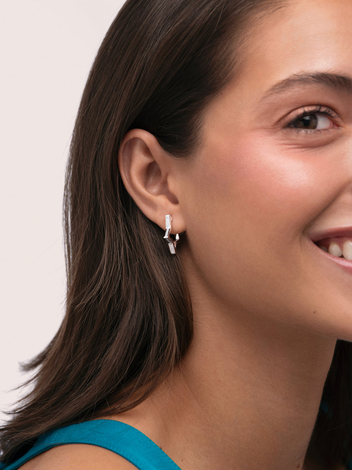 Superstar Sparks Earrings - puesto en modelo