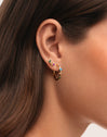 Leonor Gold-Plated Single Earring - puesto en modelo