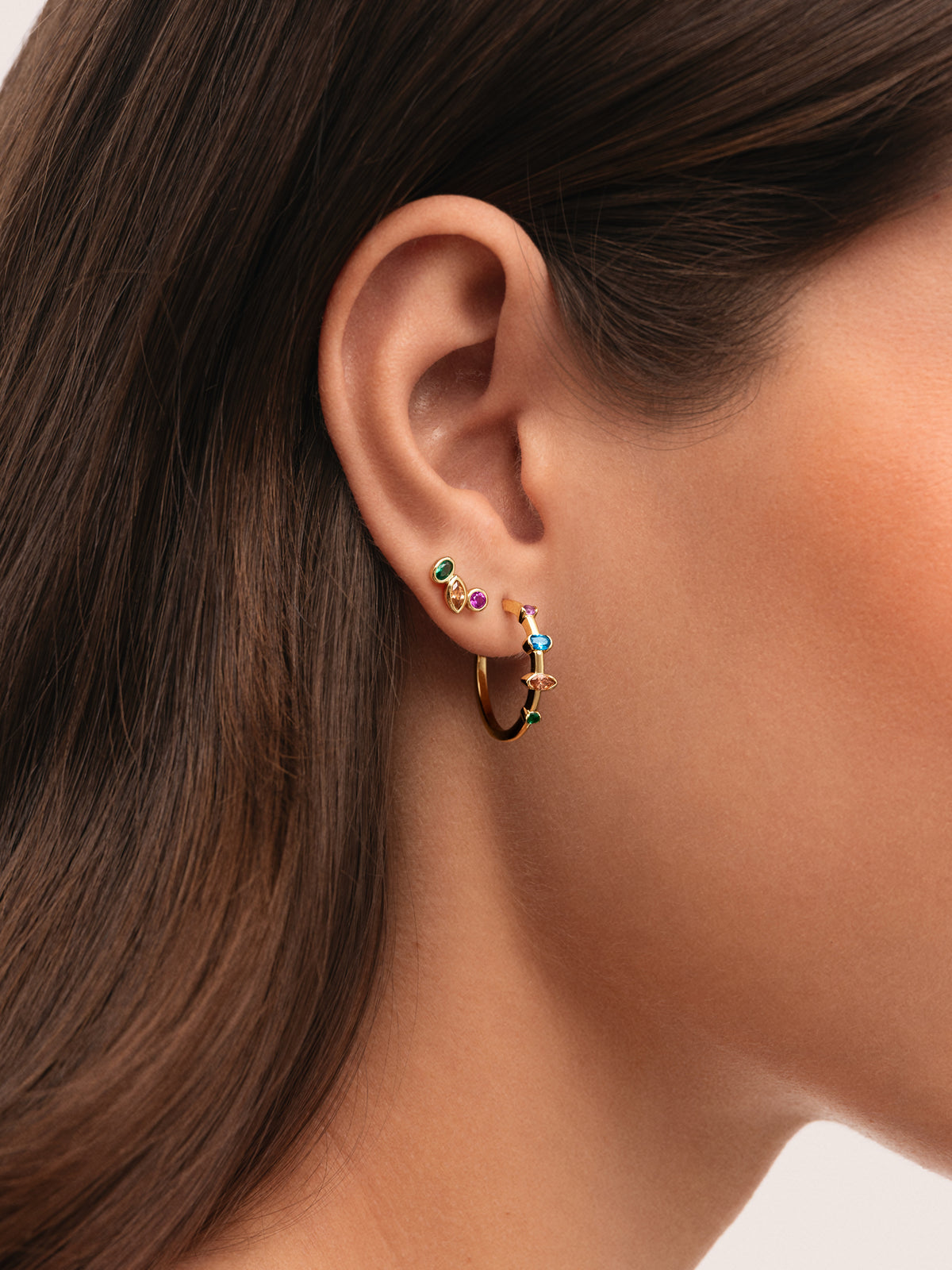Leonor Gold-Plated Single Earring - puesto en modelo