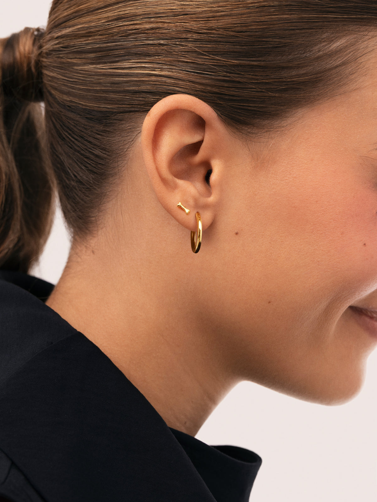 Mini Bone Gold-Plated Silver Single Earring - puesto en modelo