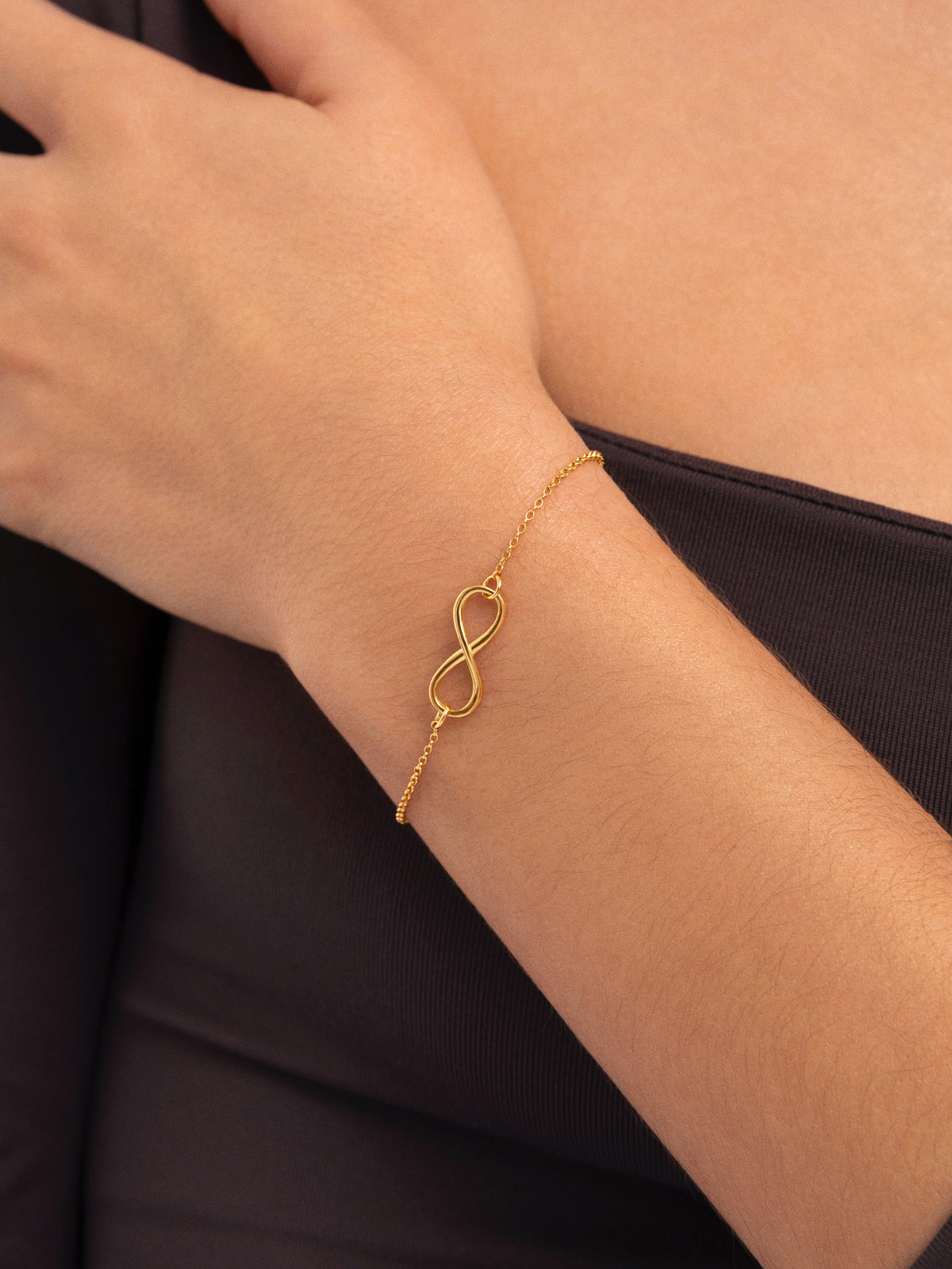 Unendlichkeit Armband Edelstahl Vergoldet - puesto en modelo