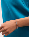 Rosenkranz-Armband aus Stahl - puesto en modelo