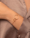 Sister-Armband aus Stahl mit 18kt Goldbeschichtung - puesto en modelo