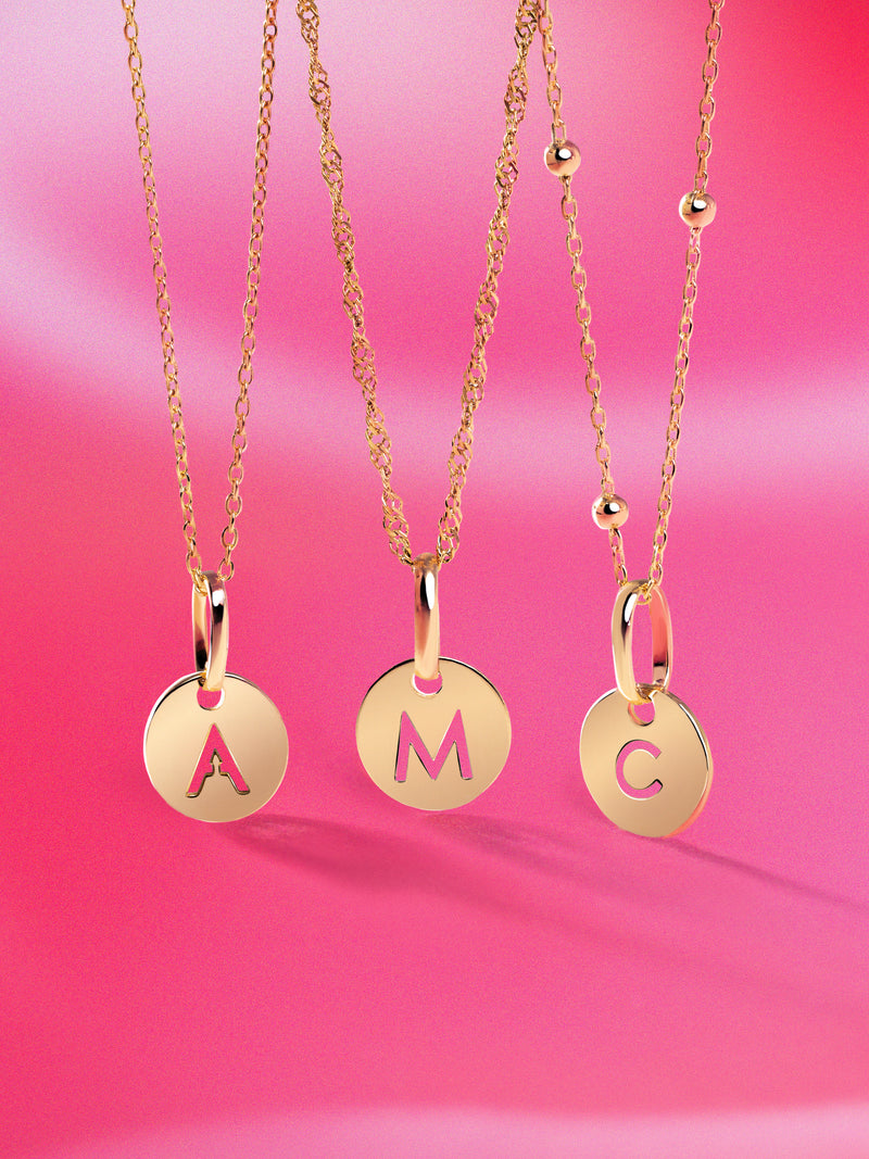 Charm Mini Medallion Letter Acero Baño Oro